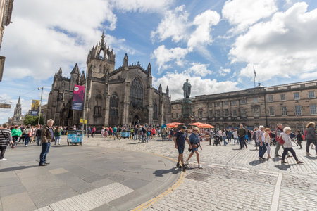Edinburgh festival 2022 people watching street performance at Royal Mile with St Giles Cathedral on the background in Scotland, Edinburghのeditorial素材
