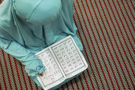 Little Young Muslim Girl Reading Quranの写真素材