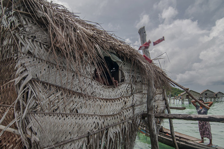 Sabah, Malaysia-July 10, 2016:Daily life of unidentified seagypsy fisherman people in Mabul Island, Malaysia. Seagypsy people is a nomadic and stay in the wooden boat or canoe.のeditorial素材