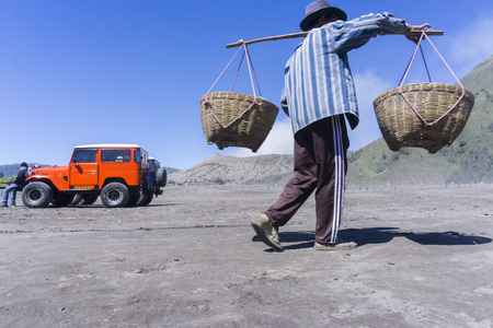 BROMO, INDONESIA - JULY 23, 2016: Unidentified Street seller at Bromo Mount.のeditorial素材