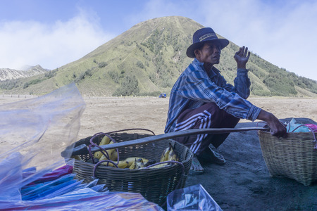 BROMO, INDONESIA - JULY 23, 2016: Unidentified Street seller at Bromo Mount.のeditorial素材