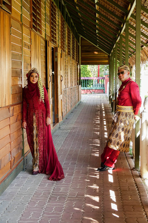 Traditional javanese wedding couple bride and bridegroom at gardenの写真素材