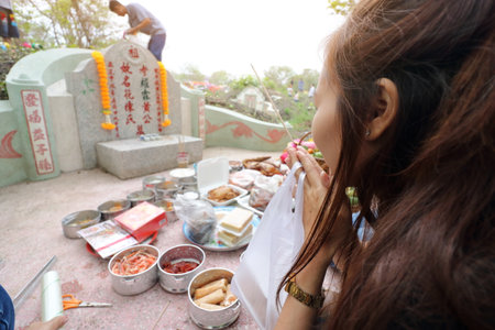 Ratchaburi, Thailand - April 4, 2017 : Thai people praying Ancestor Worshipping with Sacrificial offering in the Qingming Festival at Jing Gung Cemeteryのeditorial素材