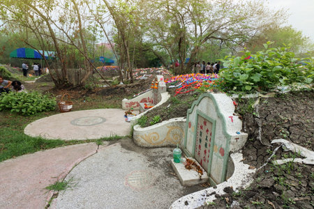 Ratchaburi, Thailand - April 4, 2017 : The graveyard at Qingming Festival at Jing Gung Cemetery.のeditorial素材