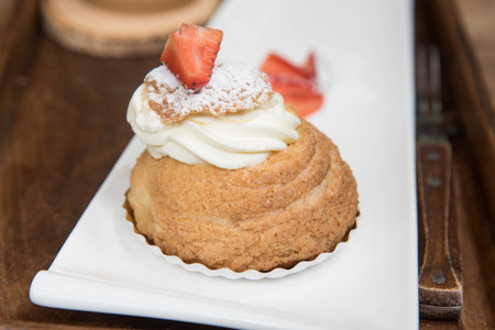 Cream puffs filled vanilla custard whit Strawberry