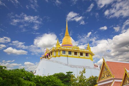 Golden pagoda on top of Golden mountain ,Wat Saket Ratcha Wora Maha Wihan is a Buddhist temple in Pom Prap Sattru Phai district, Bangkok, Thailand. The temple dates back to the Ayutthaya era, when it was known as Wat Sakaeのeditorial素材