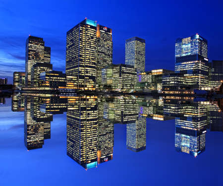 Canary Wharf at night reflected in the waterのeditorial素材