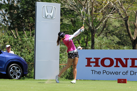 PATTAYA, THAILAND - February 27, 2016: Pannarat Thanapolboonyaras of Thailand plays the shot of the 2016 LPGA Thailand at Siam Country Club in Chonburi.のeditorial素材
