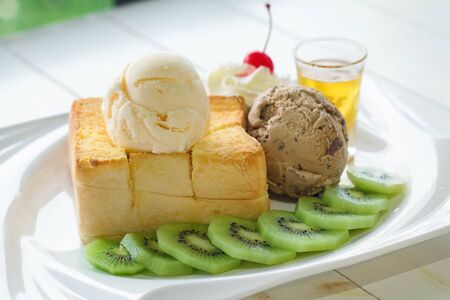 ice-cream honey toast and kiwiの写真素材