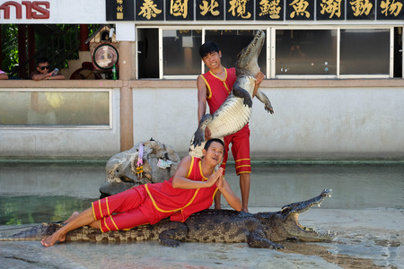 SAMUTPRAKARN,THAILAND - April 18: crocodile show at crocodile farm on April 18, 2015 in Samutprakarn,Thaila nd. This exciting show is very famous among among tourist and Thai peopleのeditorial素材