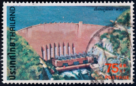 THAILAND - CIRCA 1978: a stamp printed by Thailand, shows Bhumibol dam, Tak, circa 1978のeditorial素材