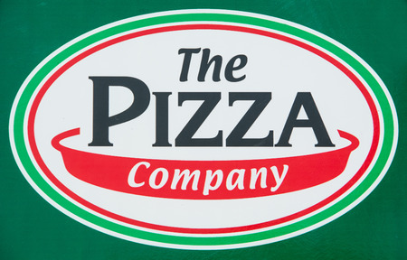 UBON RATCHATHANI, THAILAND - JANUARY 1, 2015: The PIZZA Company restaurant logo on green background in Ubon Ratchathani.のeditorial素材