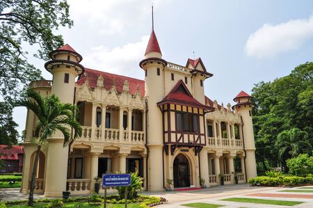 Chali mongkol asana Sanam Chandra Palace in Thailandのeditorial素材