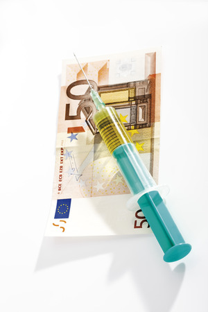 Syringe and Euro noteの写真素材