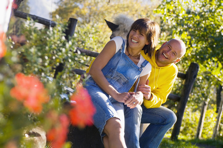 Couple sitting in gardenの写真素材