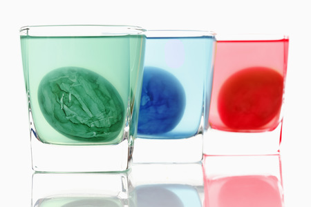 Dyeing of Easter eggs in glasses