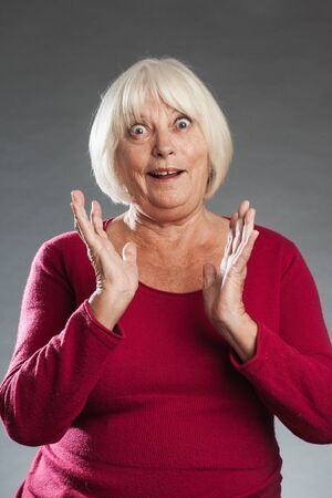 Ãltere Frau ist freudig Ã¼berraschtの写真素材