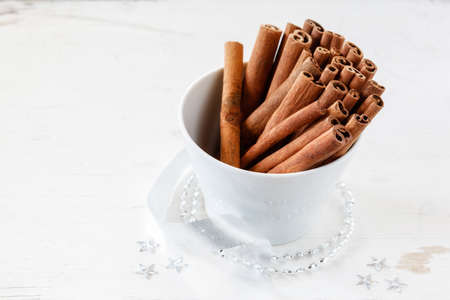 Christmas arrangement, bowl with cinnamon sticksの写真素材
