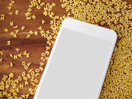 Smartphone, Holzgrund, ErnÃ¤hrung, Kochen, Buchstabennudeln, Kochrezept, Kochapp