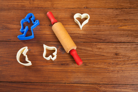 Biscuit cutter for christmas cookies, rolling pin on woodの写真素材