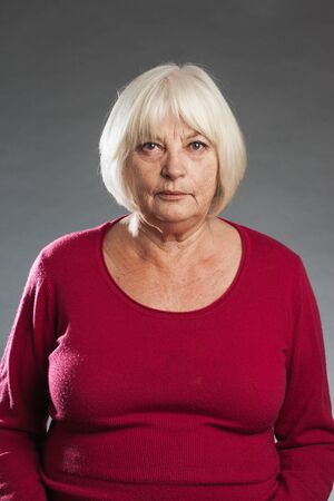 Ãltere Frau schaut in die Kameraの写真素材