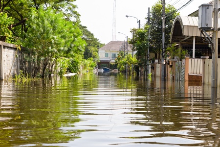 Bangkok-Nov 08 : water flood village in klongsamwa district. Nov 08, 2011, Thailand , Bangkokのeditorial素材