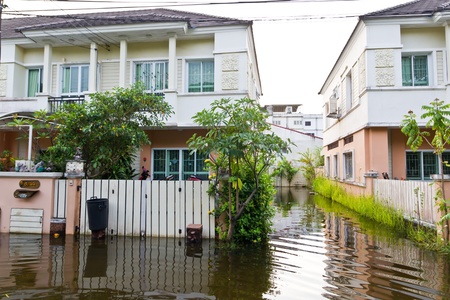 Bangkok-Nov 08 : water flood village in klongsamwa district. Nov 08, 2011, Thailand , Bangkokのeditorial素材