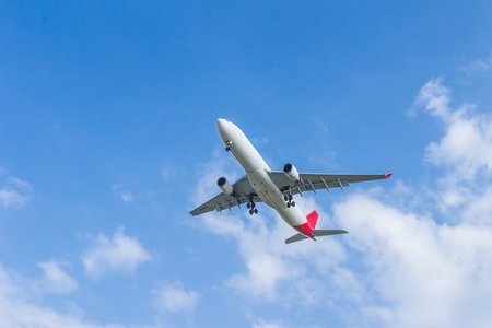 airplane overhead flyingの写真素材