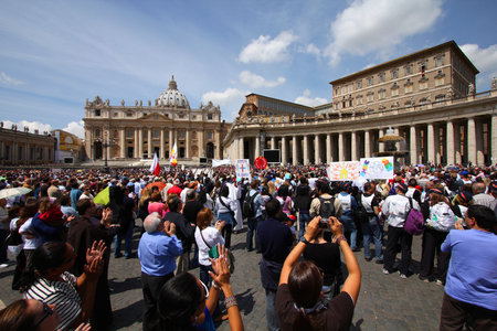ROME - MAY 9: Crowds of pilgrims gathered on May 9, 2010 at Saint Peter's Square in Vatican. Thousands of people are praying together with Pope Benedict XVI on famous Sunday Angelus.のeditorial素材
