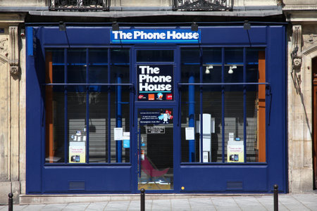 PARIS - JULY 24: Phone House store on July 24, 2011 in Paris, France. Company known as The Carphone Warehouse in the UK, is Europe's largest mobile phone retailer, with over 1,700 stores across Europe.のeditorial素材