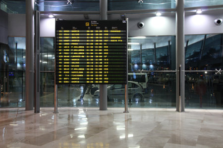 VALENCIA - OCTOBER 10: Airport interior on October 10, 2010 in Valencia, Spain. With 4.9m pax in 2010 it was the 10th busiest airport in Spain and 73rd busiest airport in Europe.のeditorial素材