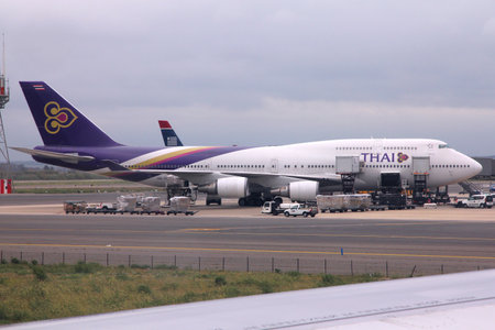 ROME - APRIL 11: Workers handle Thai Airways Boeing 747 at Fiumicino Airport on April 11, 2012 in Rome. The airline operates 16 B747s, but intends to switch them for newer Airbus A380 Superjumbo.のeditorial素材