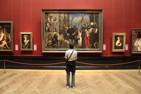 VIENNA - SEPTEMBER 8: Tourist admires art in Museum of Art History on September 8, 2011 in Vienna. With 559k visitors in 2010, the museum is among 100 most visited museums worldwide. Art of Rubens.のeditorial素材