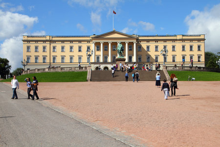 OSLO - AUGUST 21: People visit Royal Palace on August 21, 2010 in Oslo, Norway. In 2010 foreign tourists had 7.9 overnight stays in Norway. Oslo is the capital city of Norway.のeditorial素材