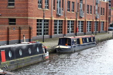 Sheffield - city in South Yorkshire, UK. Canal waterway basin and narrowboats.のeditorial素材