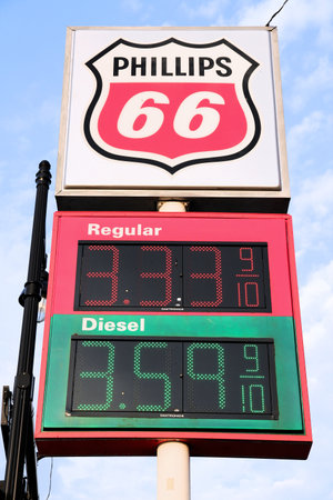 KANSAS CITY, USA - JUNE 25, 2013: Gas prices Phillips 66 gas station in Kansas City, Missouri. Phillips 66 had revenue of US$ 166 billion in 2012. It employs 13,500 people.のeditorial素材