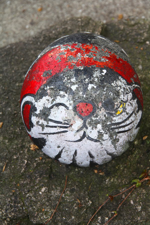 ONOMICHI, JAPAN - APRIL 22, 2012: Stone cat in Onomichi. The little painted stone artworks were created by artist Shunji Sonoyama and are randomly located throughout city's public places.のeditorial素材