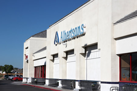RIDGECREST, USA - APRIL 13, 2014: Albertsons store in Ridgecrest, California. It is a US grocery store company with 2,205 locations, owned by Cerberus Capital Management.のeditorial素材