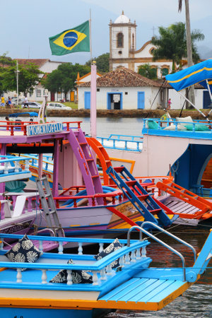 PARATY, BRAZIL - OCTOBER 14, 2014: Colorful boats in Paraty (state of Rio de Janeiro). The town dates back to 1667のeditorial素材