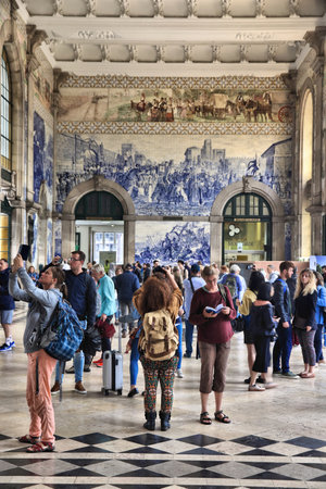 PORTO, PORTUGAL - MAY 24, 2018: People visit Sao Bento Station in Porto, Portugal. The railway station dates back to 1864 and is one of main train stations in Portugal.のeditorial素材