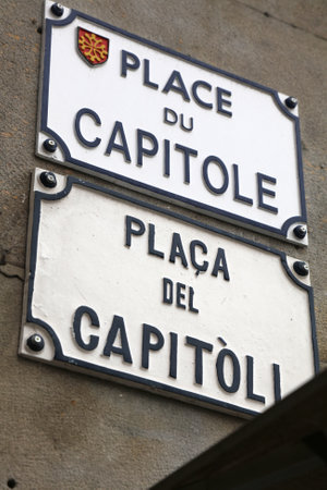 Place du Capitole - main square in Toulouse, France. Bilingual sign in French language and Occitan language.のeditorial素材