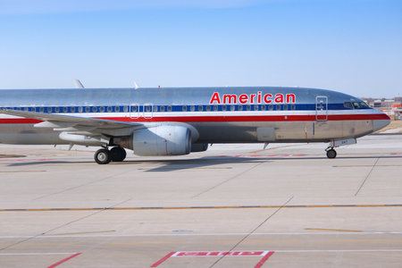 CHICAGO, UNITED STATES - APRIL 1, 2014: American Airlines Boeing 737 at O'Hare Airport in Chicago. American Airlines is one of largest airlines in the world.のeditorial素材