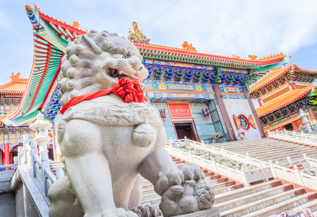Lion guardian at the entrance to traditional Chinese style temple at Wat Leng-Noei-Yi in Nonthaburi,Thailandの写真素材