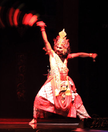 Photo Editorial, 12 December 2021, TMII, Taman Mini Indonesia Indah, East Java Pavilion or Anjungan, 28 November 2021, Kings from East Java Traditional Dance at Drama Tari Songgo Langit Sayemboroのeditorial素材