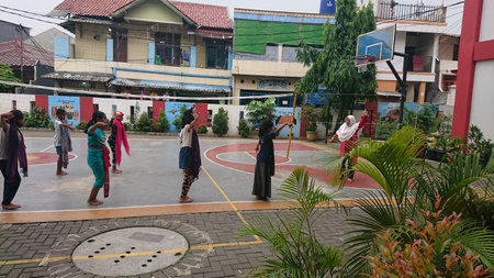 photo editorial, 11 october 2022, jakarta, indonesia, elementary school student, learning indonesia, betawi traditional danceのeditorial素材