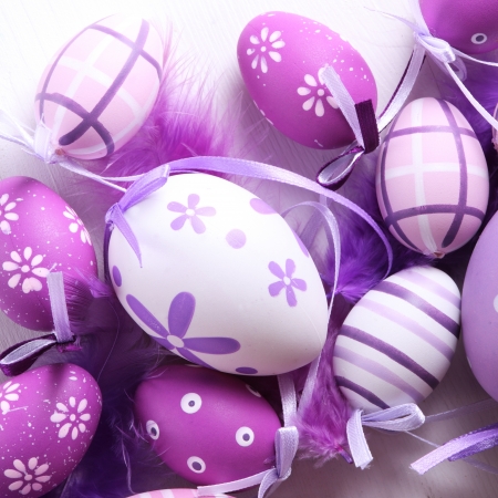 Close-up o Easter eggs and feathersの写真素材