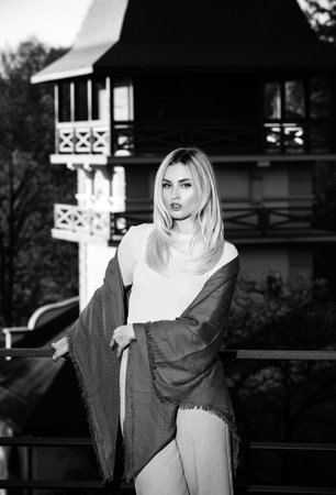 Woman fashion style. Beautiful woman in fashionable autumn clothes outdoors. Autumn trend, fashion outfit.の写真素材