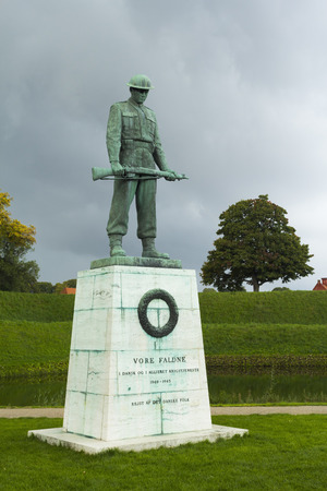 Copenhagen, Denmark - 17 September 2017: Statue of a soldier at the Citadel Kastellet in Copenhagen. Erected to commemorate our fallen in World War II.のeditorial素材