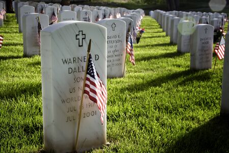 Graves on Memorial Day at National Cemeteryのeditorial素材