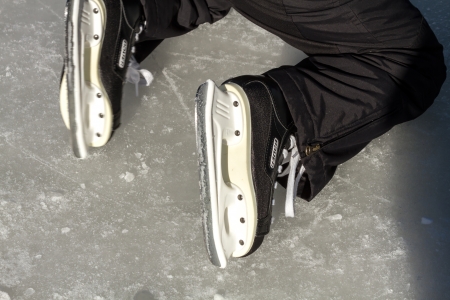 Little boy and his hockey skatesのeditorial素材